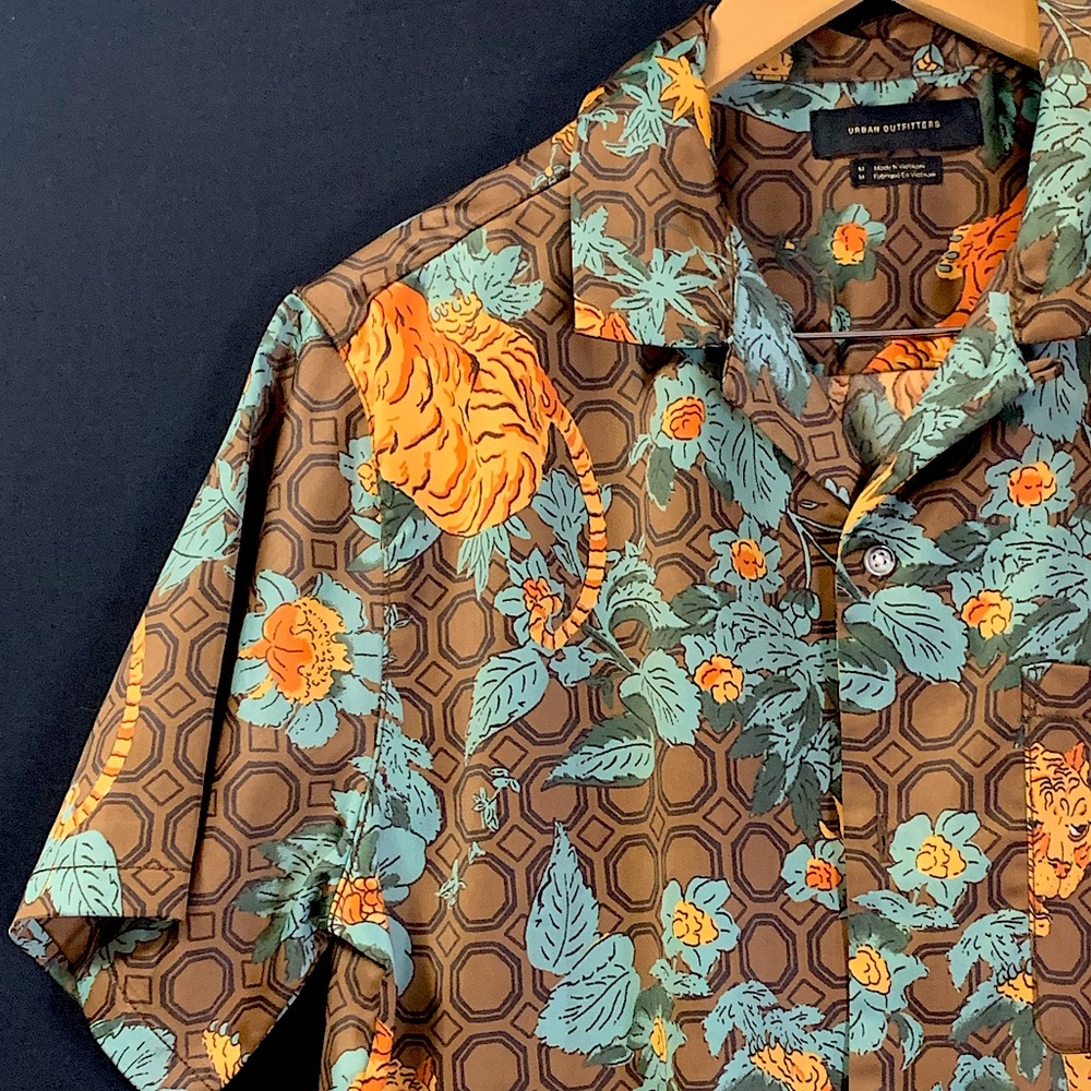 Bright tiger print, short-sleeve statement shirt size M